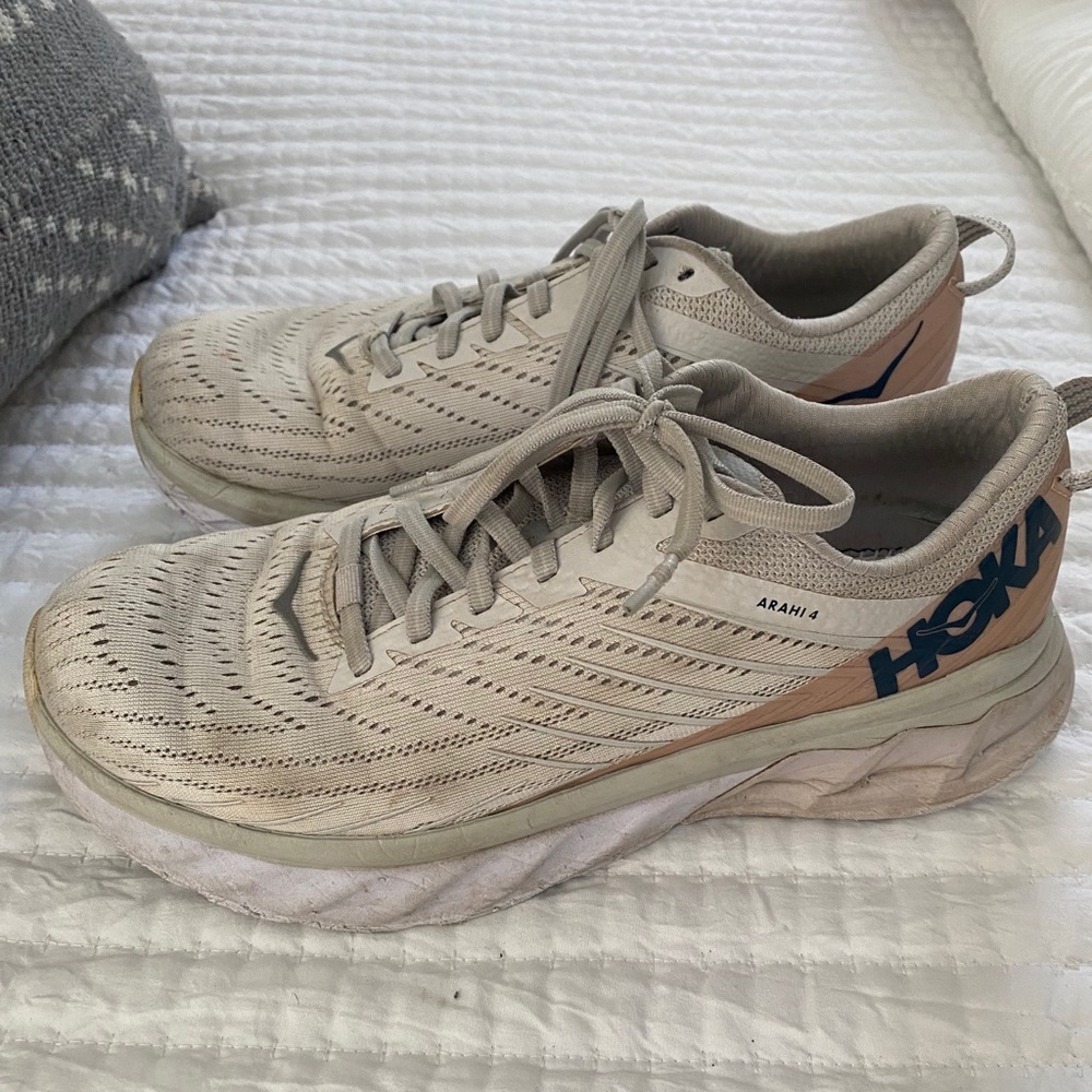Hoka Arahi 4